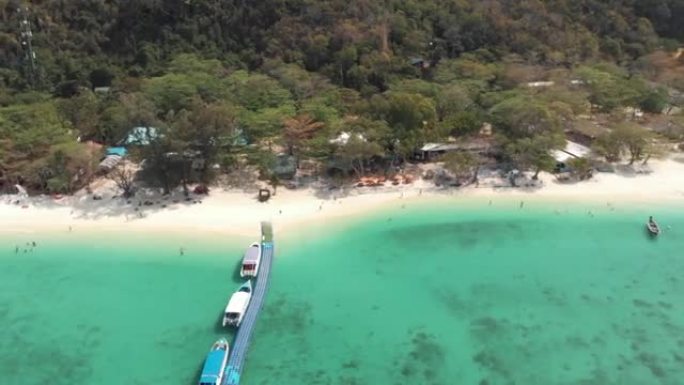 横跨浅海翡翠海的香蕉海滩码头，游客在泰国Koh Hey (珊瑚岛) 游船-空中俯仰飞越旋转射击