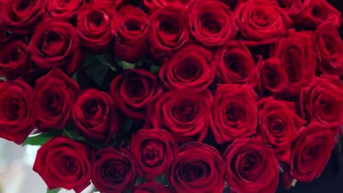 一束奢华的鲜红玫瑰的特写镜头。在线送花