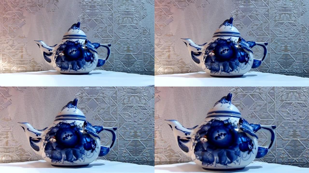 茶壶。俄罗斯传统格茨尔风格的家用餐具。Gzhel-俄罗斯民间陶瓷工艺和生产瓷器以及一种俄罗斯民间绘画