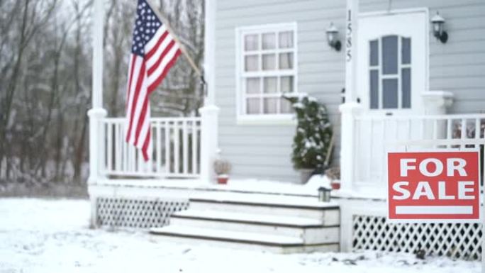 4k慢动作视频: 冬季中旬，在广阔的积雪覆盖的院子里，业主出售大型独户住宅前的房地产标志，正在下雪