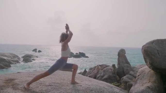瑜伽姿势的女人练瑜伽背影青春普拉提