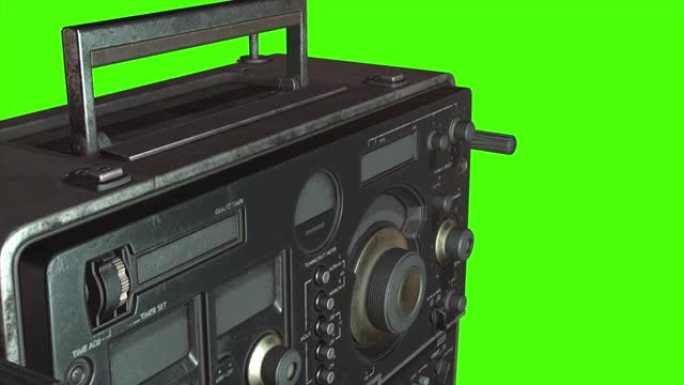 绿色屏幕上老式旧收音机的4k动画