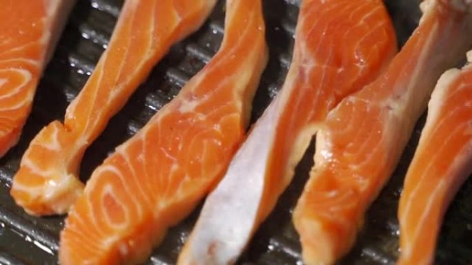 自制鱼粉。一块鲑鱼或鳟鱼片在烤盘上油炸。