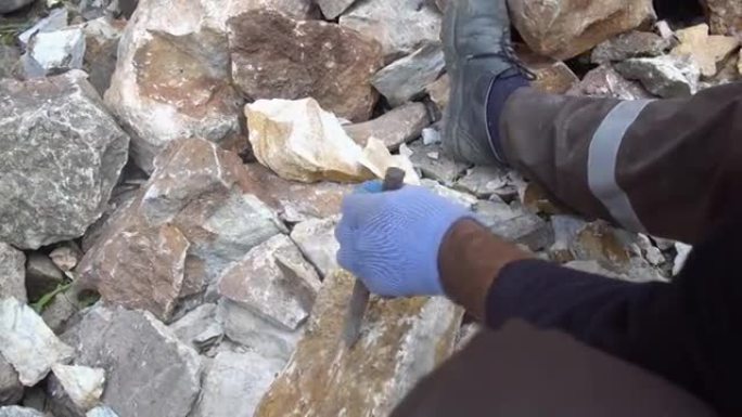 石匠凿一块石头。