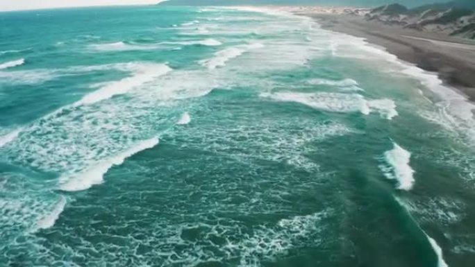 海浪在海滩上冲刷的鸟瞰图