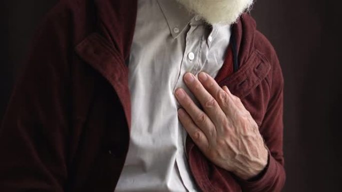 老年男性养老金领取者感到胸部疼痛，心脏病发作，呼吸急促