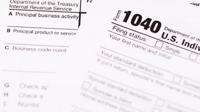 税表。纳税概念。在办公室的桌子上提交税收文件。个人所得税申报表