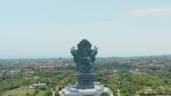 印度尼西亚巴厘岛文化公园的鹰航Wisnu Kencana巨型铜像。空中多莉在城市上空升起的大型宗教雕