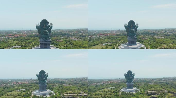 印度尼西亚巴厘岛文化公园的鹰航Wisnu Kencana巨型铜像。空中多莉在城市上空升起的大型宗教雕