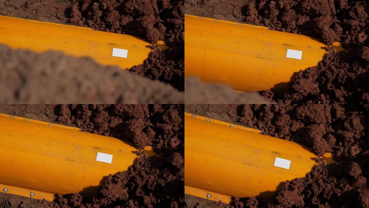 油田特写深沟带橙色套管的管道