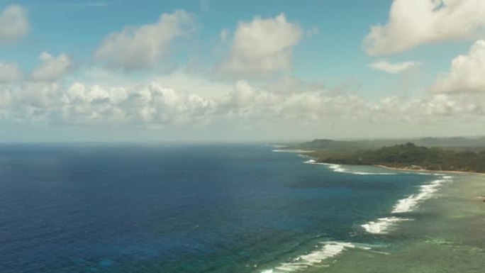 锡亚高岛的海岸，蓝色的海洋和海浪