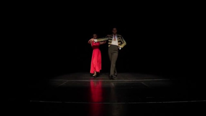交际舞情侣表演在黑暗舞台上跳舞西班牙paso doble元素