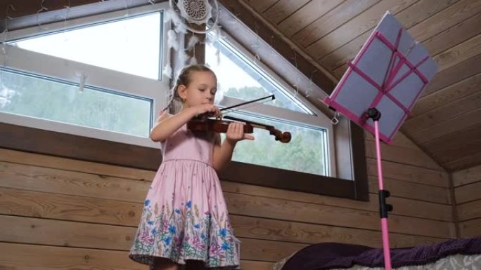 小女孩在阁楼上学习拉小提琴
