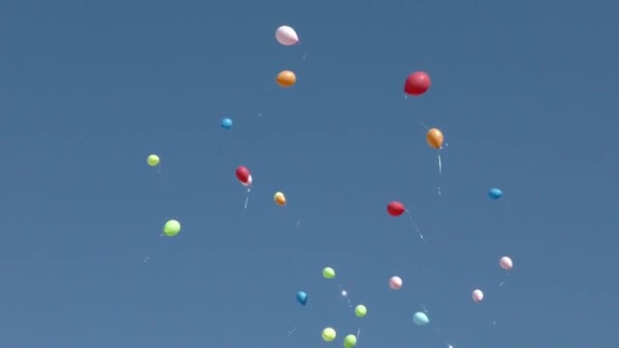 彩色气球飞向天空。