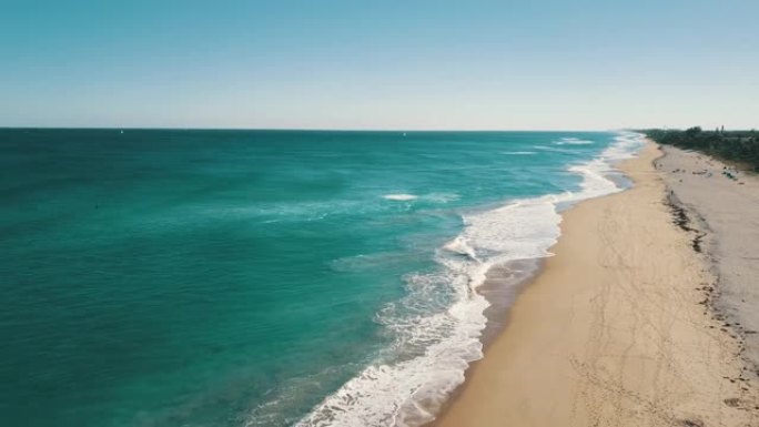 在2021年2月的一个工作日，蓝绿色的海浪席卷佛罗里达州海滨的博因顿海滩