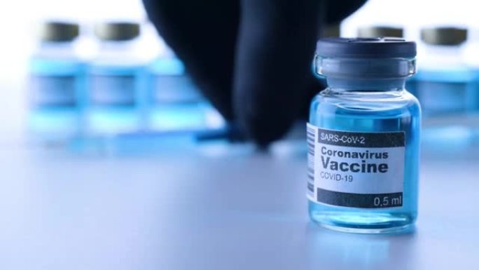 疫苗分离。医用注射器与针，用于保护流感病毒和冠状病毒。Covid预防接种在白色上隔离。概念对抗病毒新