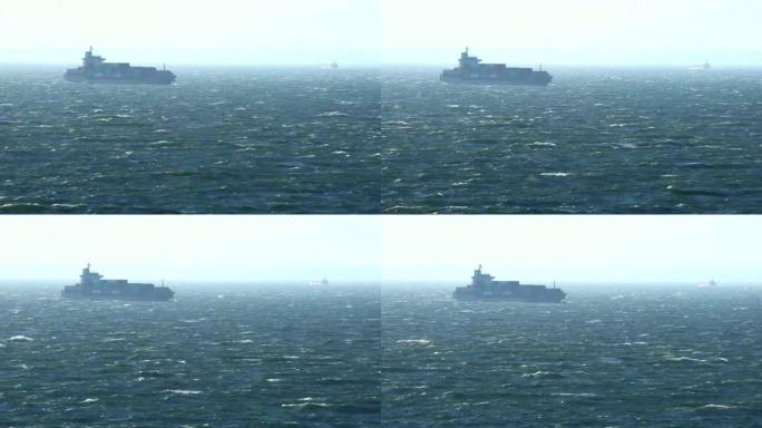 货物集装箱船驶过波涛汹涌的大海。