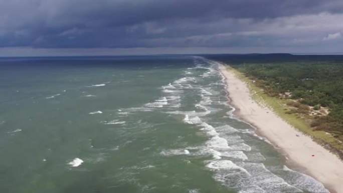 立陶宛库尔斯吐国家公园奈达附近的波罗的海海滩，空中