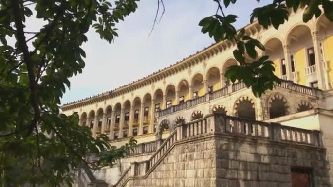 Tsqaltubo废弃的宫殿建筑外立面带有楼梯。苏联时代的度假胜地和建筑建筑