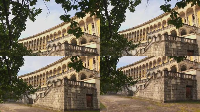 Tsqaltubo废弃的宫殿建筑外立面带有楼梯。苏联时代的度假胜地和建筑建筑