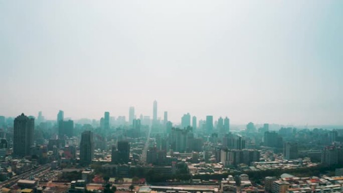 烟雾弥漫和空气污染中的高雄市鸟瞰图。台。