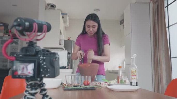 女人为她的在线烹饪课录制视频vlog内容