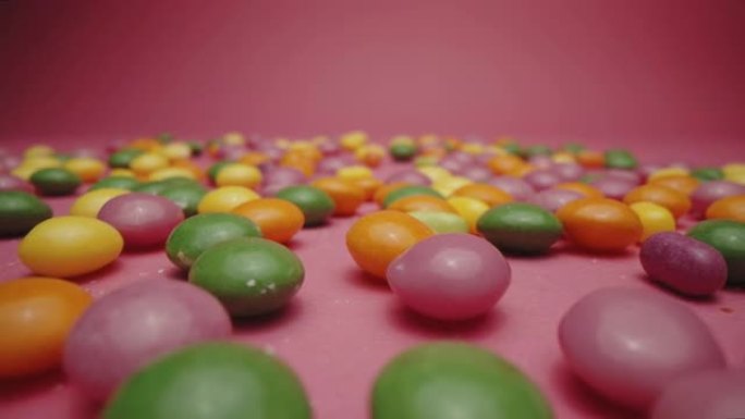 一堆粉色背景上的彩色软糖