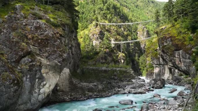 尼泊尔萨加玛塔国家公园Dudh Koshi河上Larja Dobhan附近的希拉里吊桥。