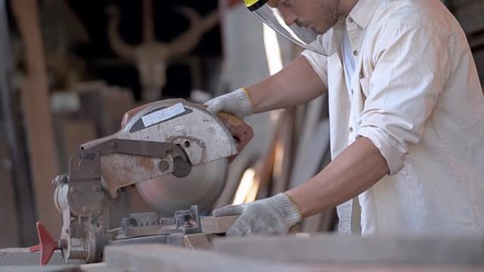 工人工人木工在工厂使用电锯机切割木制品。聪明的人戴着面罩保护锯末免受木头伤害。工匠在木材车间工业工作