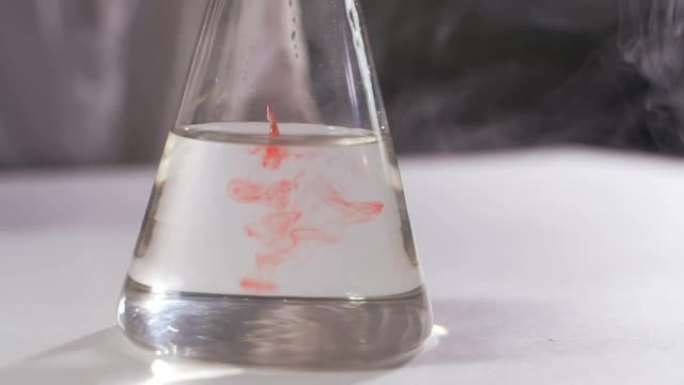 彩色美丽的化学反应在烧瓶中。