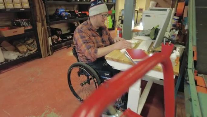 千禧一代残疾男性在户外设备供应商仓库工作4k视频系列