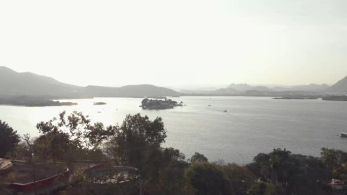 印度乌代浦湖畔城市皮丘拉湖泰姬陵湖宫殿的4k航拍画面。