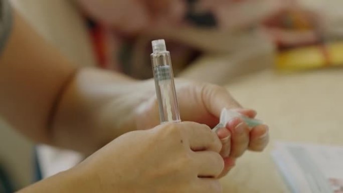 亚洲妇女使用预填充笔注射器注射FSH