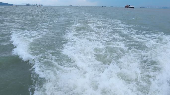 大海上红旗飘扬海平面激起浪花特写