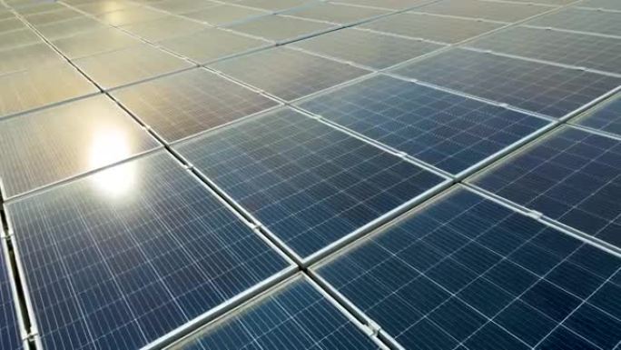 蓝色光伏太阳能板表面鸟瞰图安装在建筑屋顶，以产生清洁的生态电力。生产可再生能源的概念。