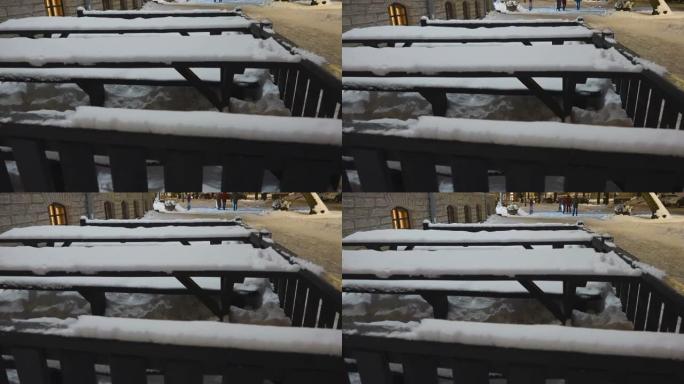 公园里的长椅和桌子在厚厚的积雪中