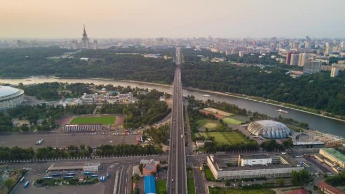 莫斯科日落之夜城市景观体育场河交通桥大学空中全景4k延时俄罗斯