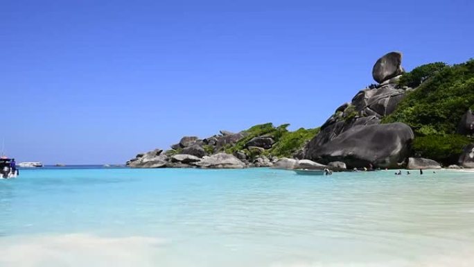 泰国西米兰岛8号天蓝色海岩美丽的自然海景