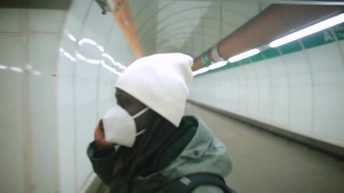 戴着面具的黑人男子在电话上的地铁上说话嘈杂的声音火车干扰