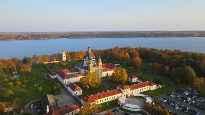 Pazaislis修道院和探视教堂的空中秋季4k镜头-立陶宛巴洛克建筑最宏伟的例子