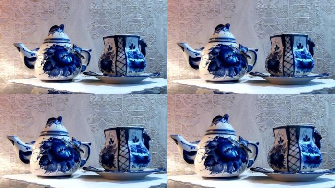 水壶、茶杯和茶托。俄罗斯传统格茨尔风格的家用餐具。Gzhel-俄罗斯民间陶瓷工艺和生产瓷器以及一种俄