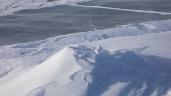 雪在贝加尔湖的蓝色冰面上飞舞
