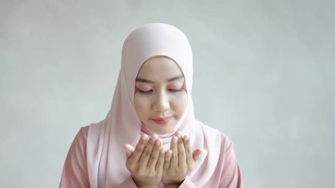 年轻的穆斯林妇女为真主的祝福祈祷