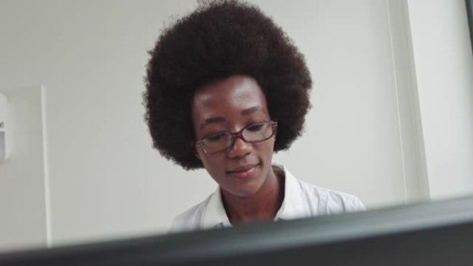 戴着护目镜的医生或科学家的脸部特写镜头。专业的非裔美国科学家在现代科学研究实验室工作。基因工程师工作