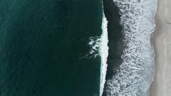 静态航拍在沙滩上惊人的海泡波直升机慢动作射击