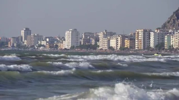 汹涌的海浪和暴风雨席卷了阿尔巴尼亚杜勒斯的避暑胜地