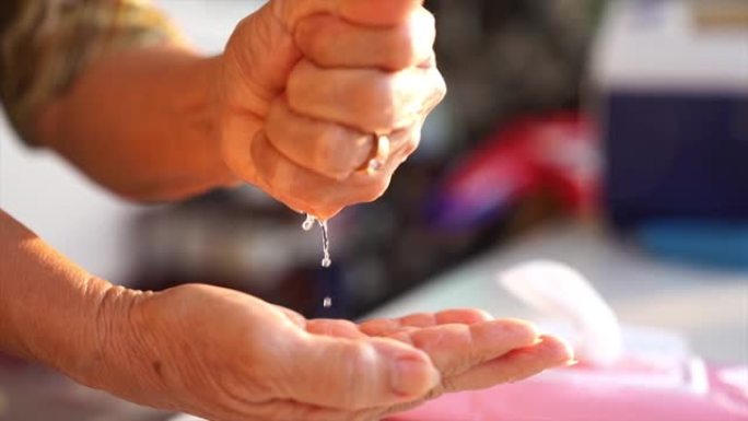 女人用消毒湿巾清洁双手。