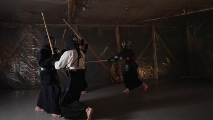 武术学生在剑道训练中使用bokuto进行拳击