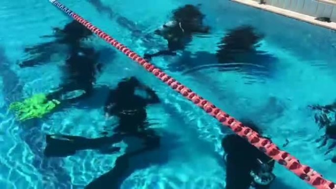 潜水员在游泳池中进行水下水肺潜水。
