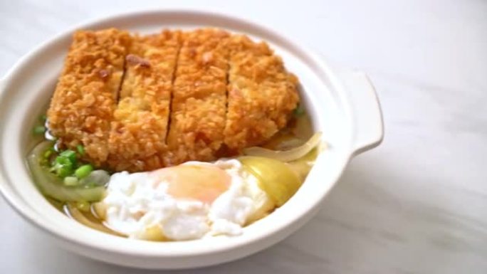 日本炸猪排 (katsudon) 配洋葱汤和鸡蛋-亚洲食品风格